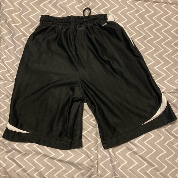 Men’s Medium Nike Athletic Shorts At The Knee Basketball Black and White - Picture 2 of 4